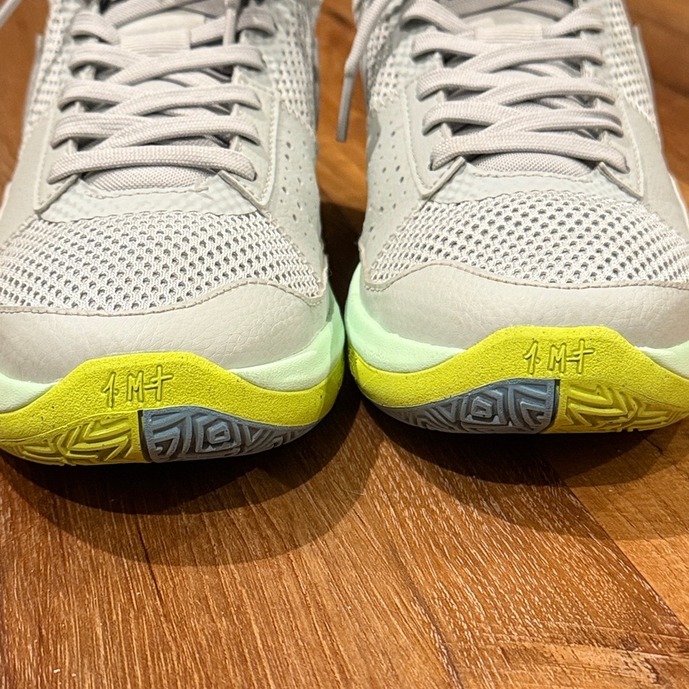 Nike Youth JA 1 Flash Sneakers (Size: 7Y)(EUC) - Picture 7 of 17
